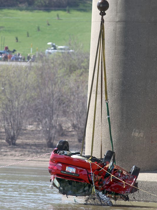 Officials ID man whose car plunged into Ohio River