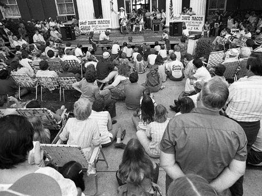 A crowd gathers around the stage on on the east side of the courthouse for the second Uncle Dave Macon Banjo Pickin Contest, July 7, 1979.