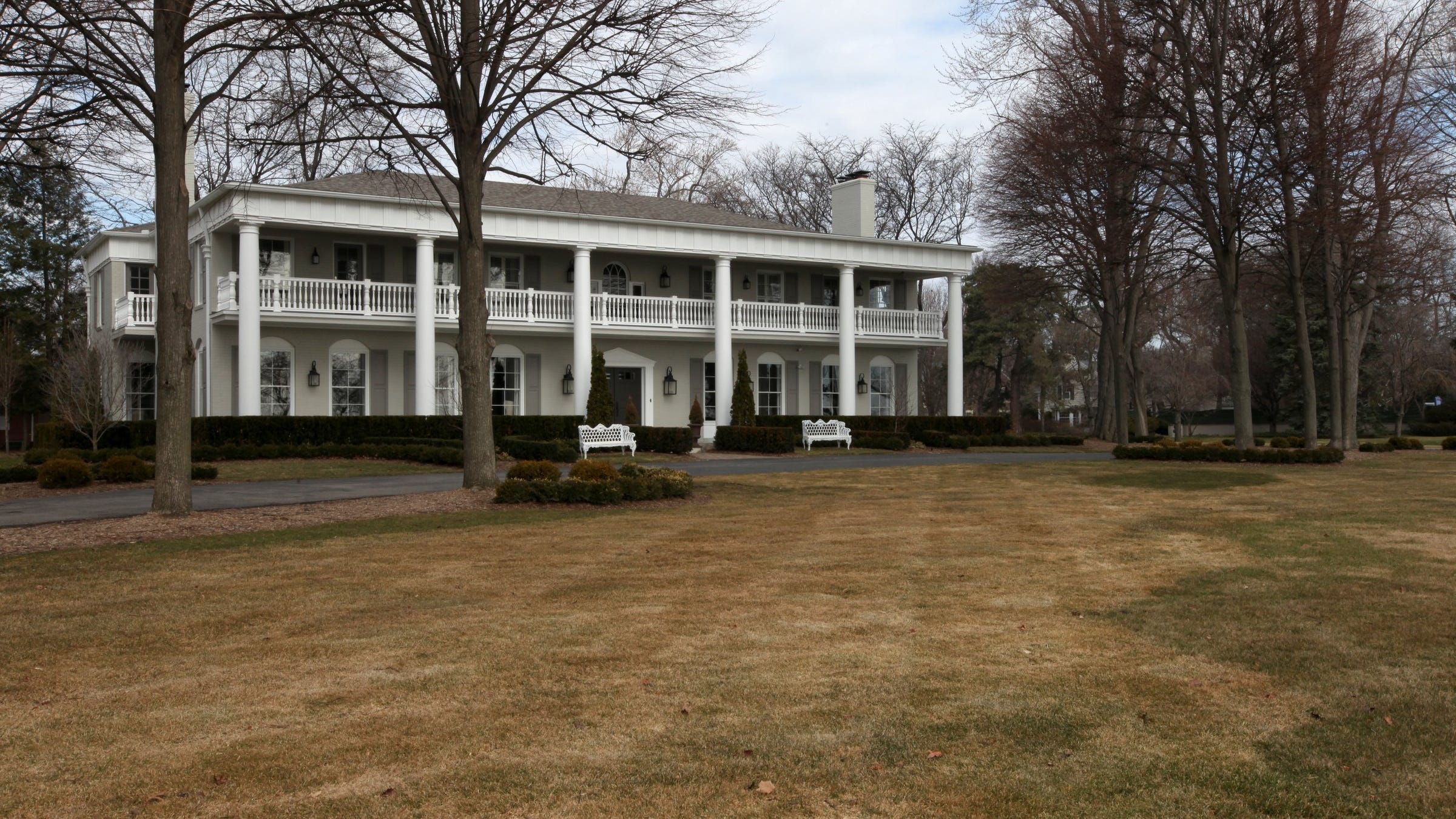 Grosse Pointe Shores mansion has 85foot balcony