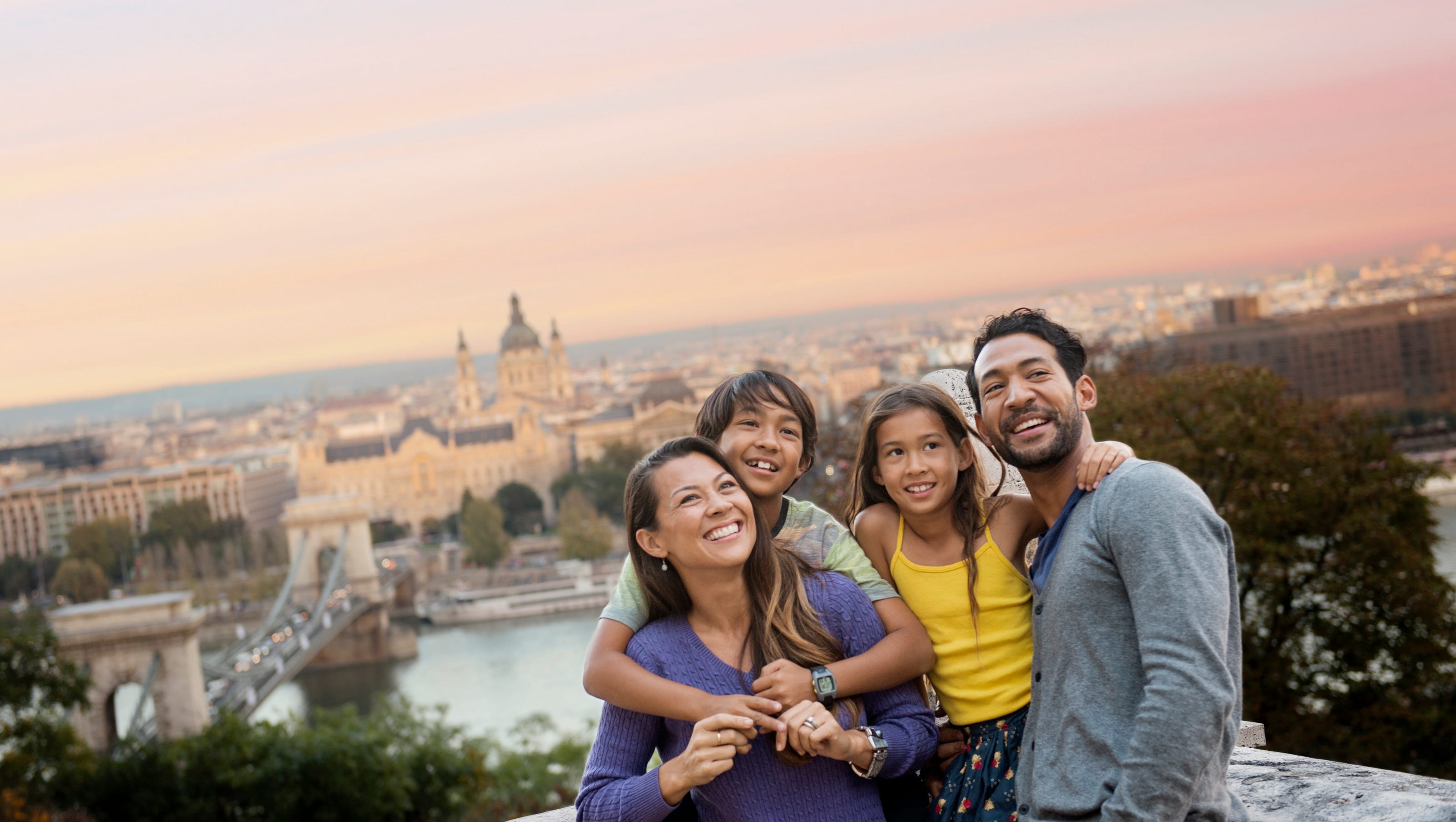 Отношения европейцев к европейцам. Путешествие с семьей. Семья путешествует. Счастливая семья в путешествии. Счастливые европейцы.