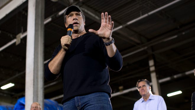  Mike Rowe, host of television show "Dirty Jobs" introduces Republican presidential candidate, former Massachusetts Gov. Mitt Romney, right, during a campaign stop at American Spring Wire, Wednesday, Sept. 26, 2012, in Bedford Heights, Ohio.  (AP Photo/ Evan Vucci)