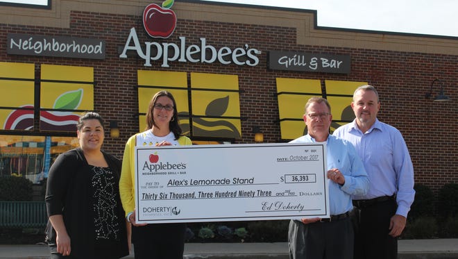 From left to right: Rachel Gadia, general manager, Applebee’s of Parsippany, Liz Scott, co-executive director, Alex’s Lemonade Stand Foundation, Kevin Coughlin, director of operations, Applebee’s and John Antosiewicz, area director, Applebee’s.