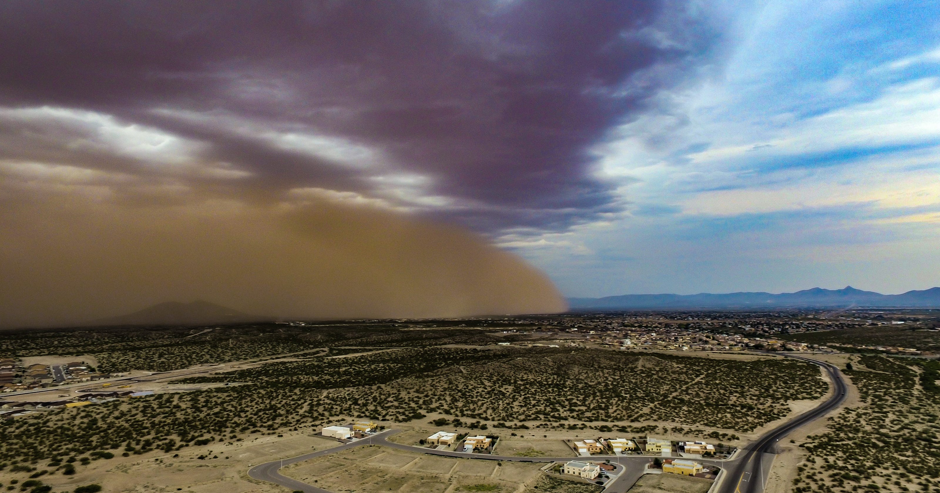 Drone pilot captures dramatic haboob on video