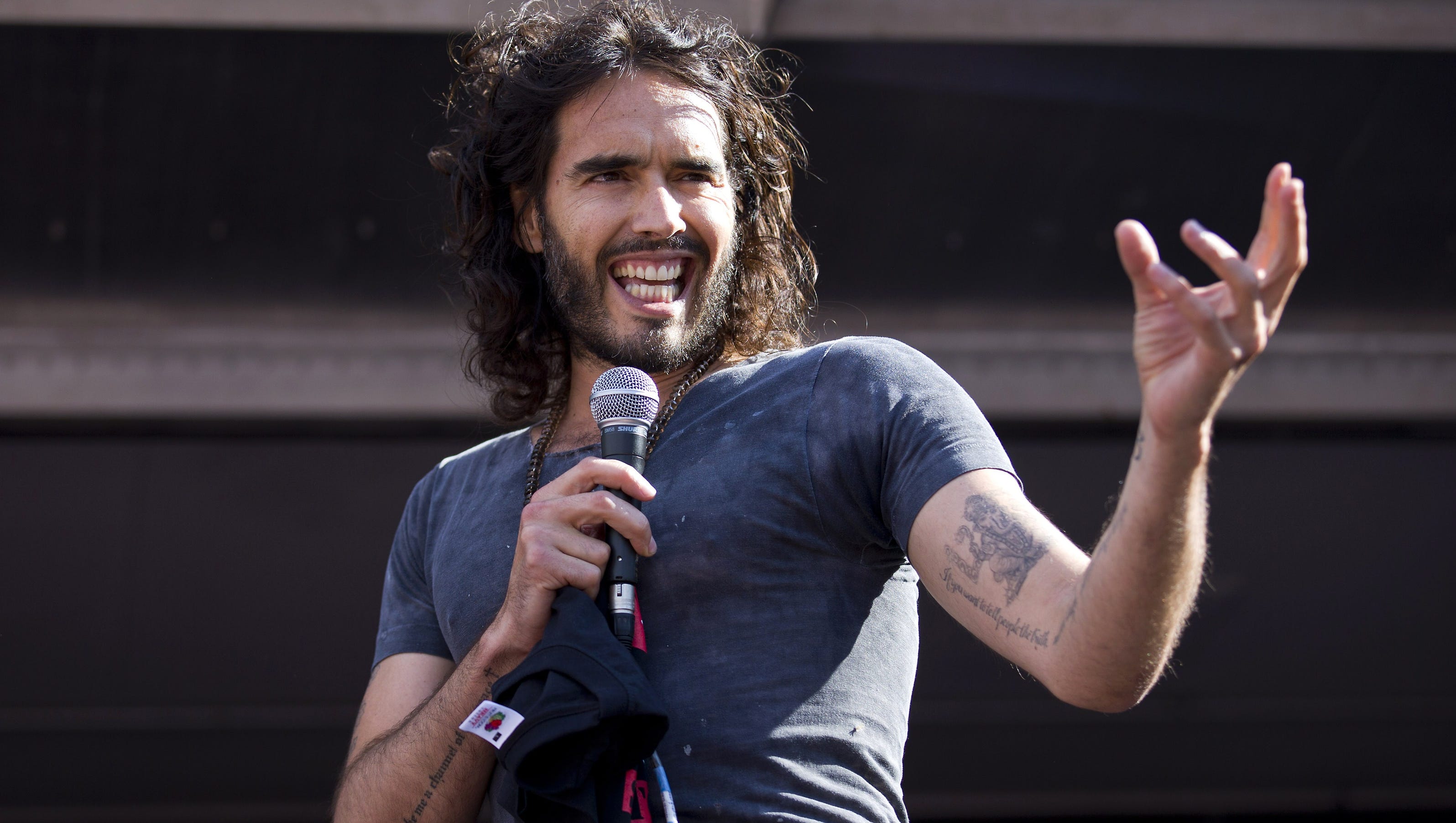 Russell Brand vedettes comme Anti porno Crusader