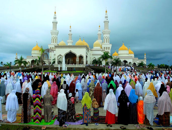 Muslims worldwide mark the end of Ramadan