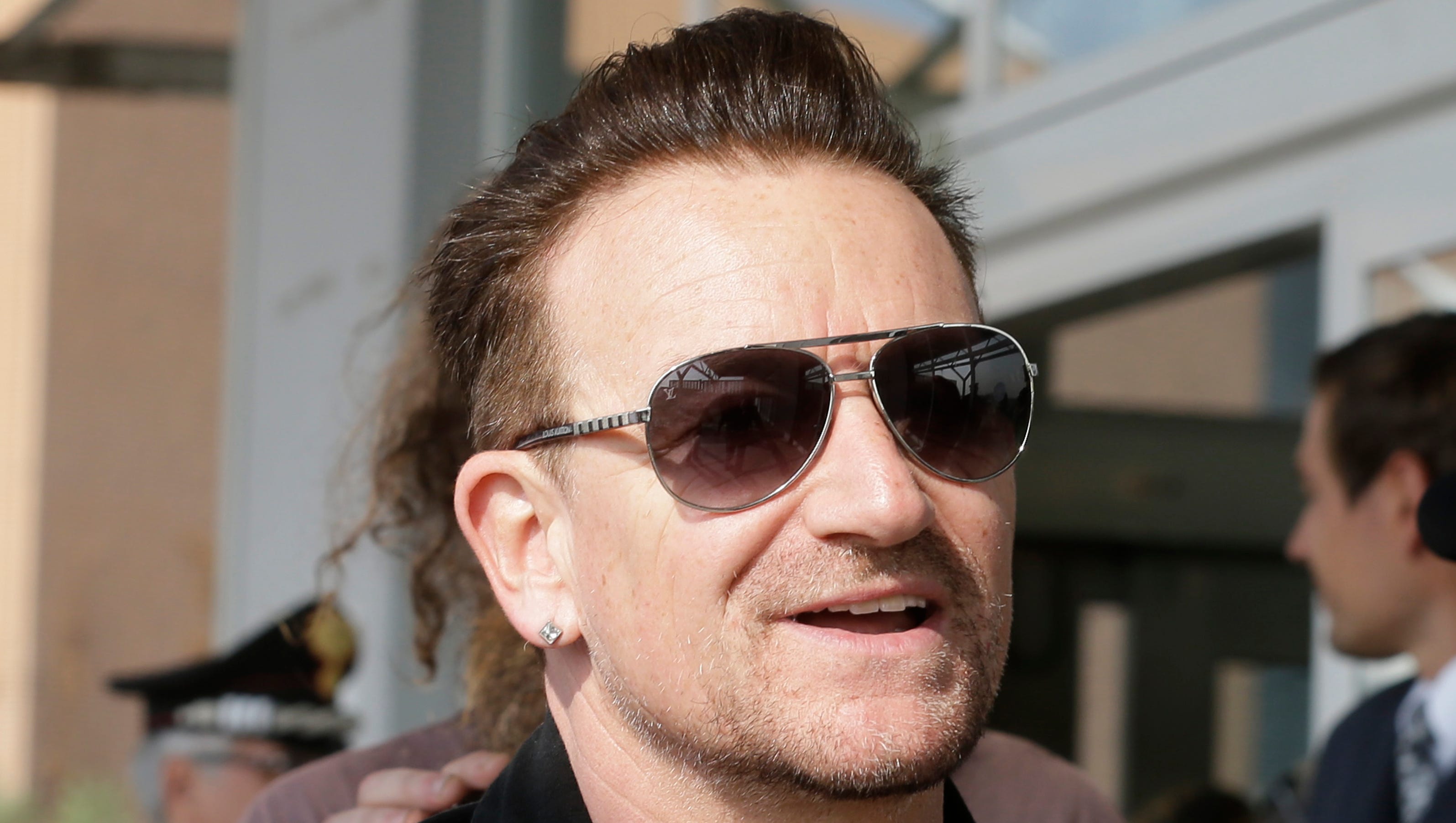 Боно отзывы. Боно из u2. Лидер u2 Боно. Bono u2 очки. U2 вокалист.