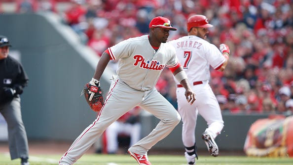 Ryan Howard tries to recover after a throwing error on a ball hit by Eugenio Suarez in the first inning Monday. Howard was benched Wednesday with left-hander Brandon Finnegan getting the start for the Reds.