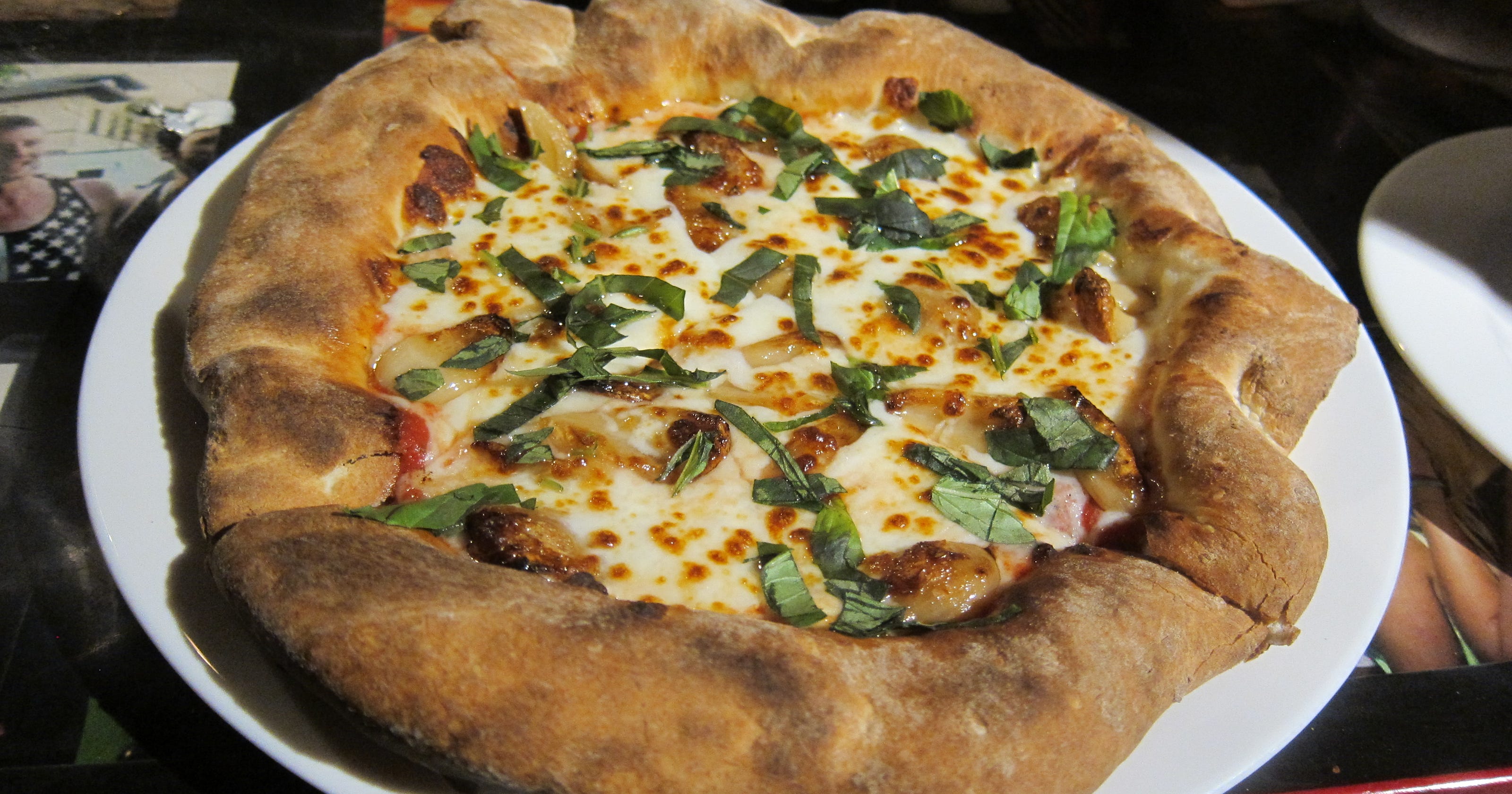 The Sink Boulder's classic pizza and burger bar