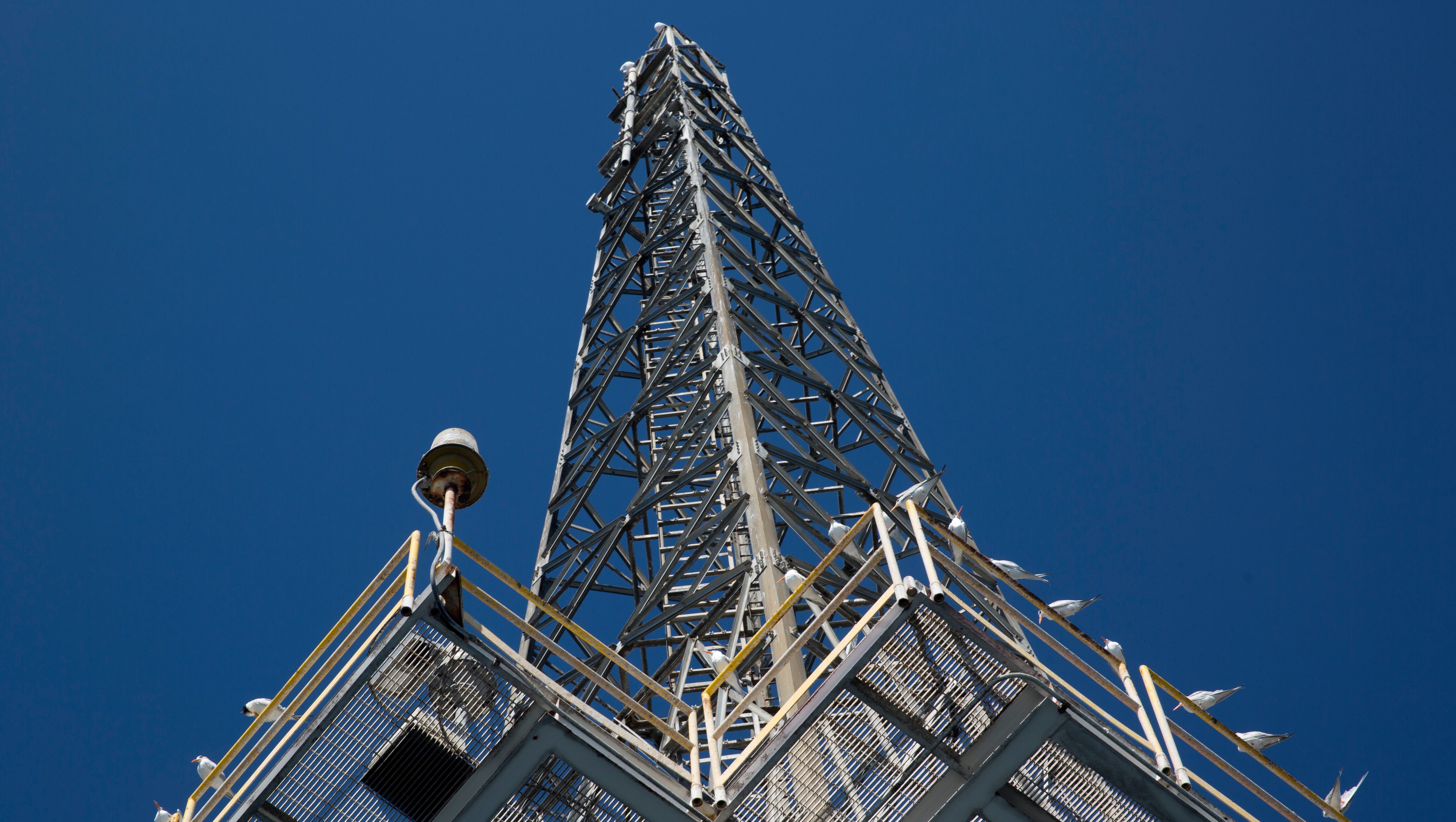 Fate of reeflike radio towers in Gulf awaits Air Force budget, studies