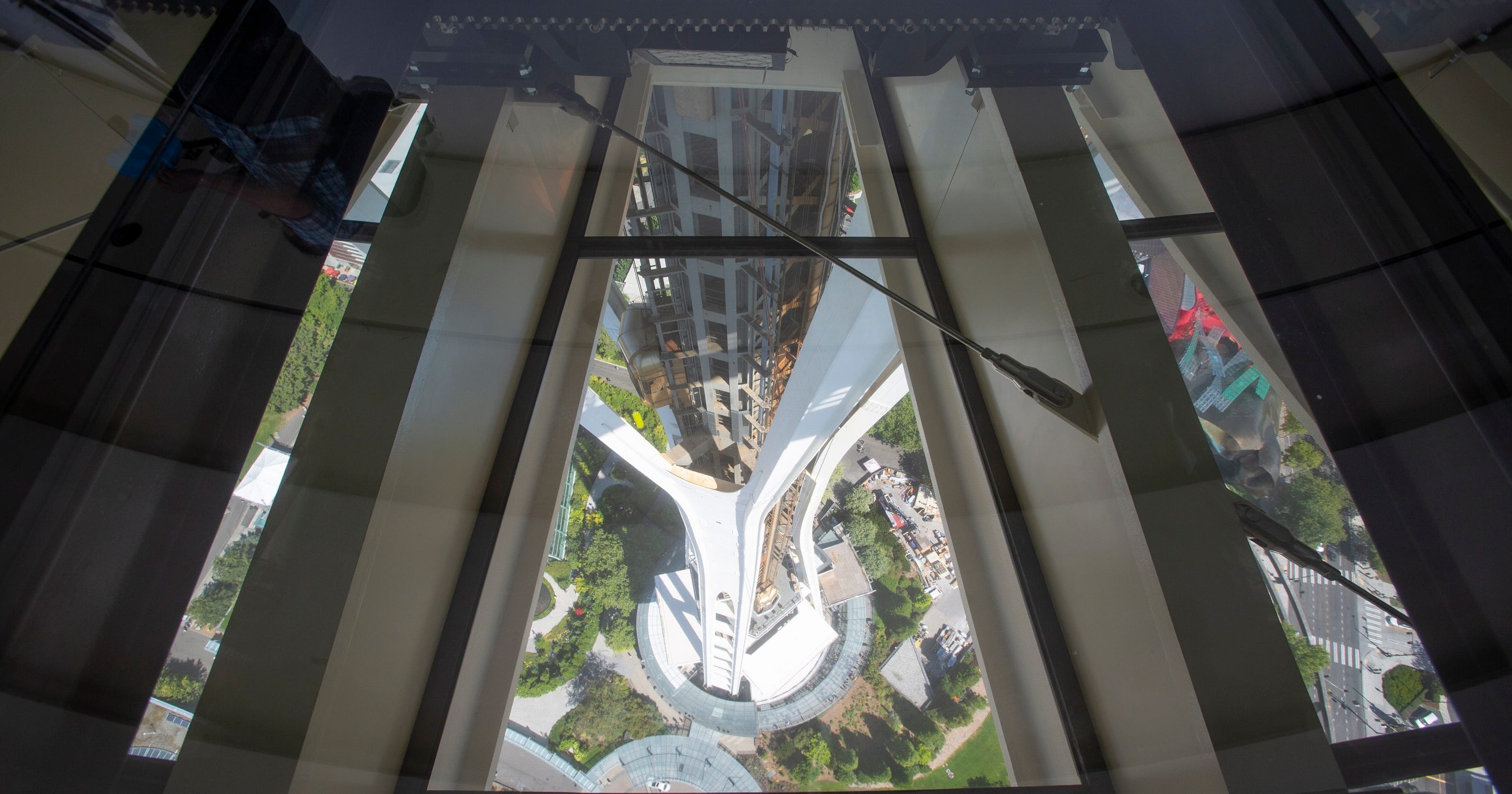 Seattle S Space Needle Opens The World S Only Rotating Glass