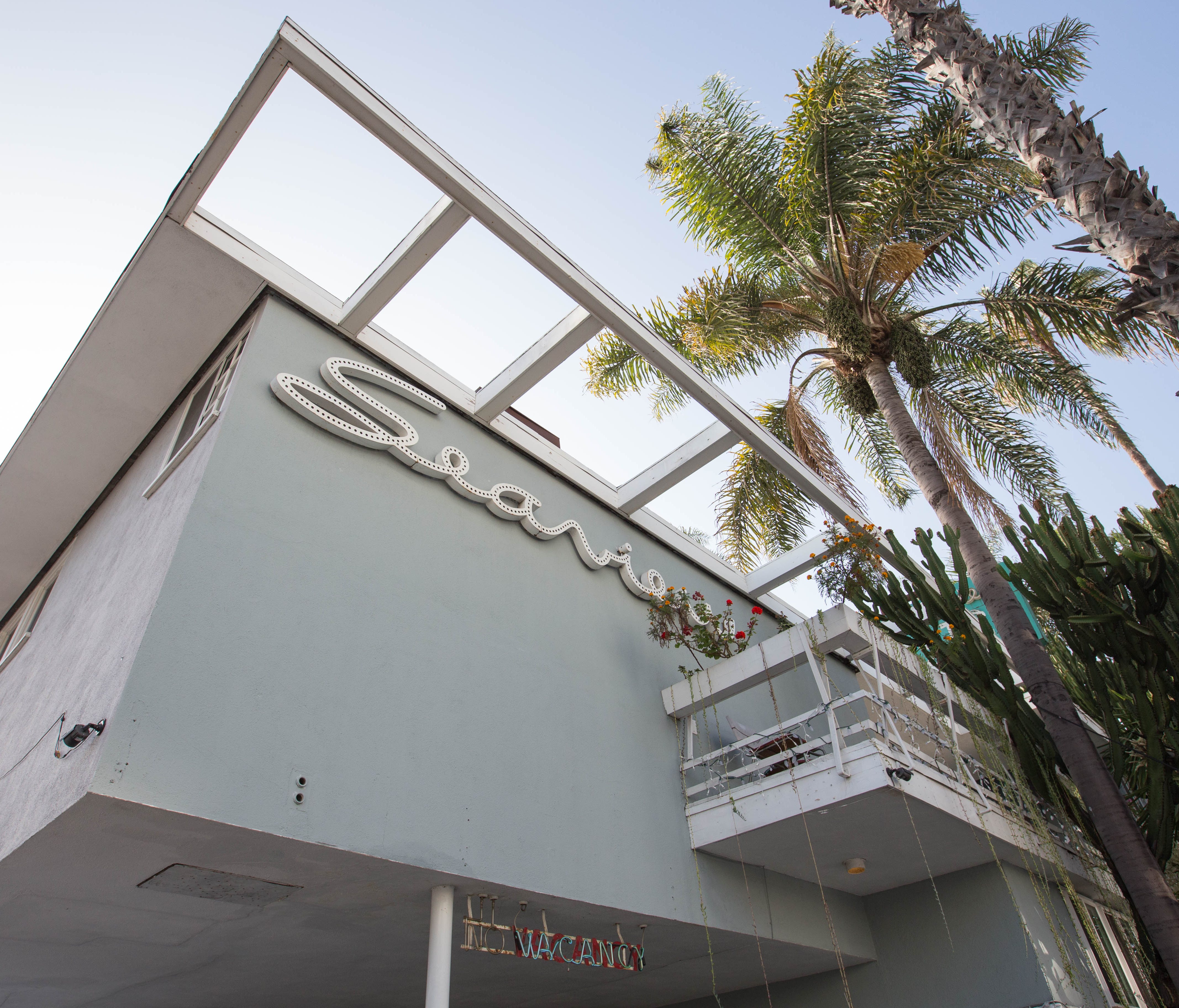 Seaview Hotel: With a prime location and palatable price tag, the Seaview Hotel offers the best of both worlds. You can spot the 1950s motor hotel, which lies a short walk from the Santa Monica Pier and the Third Street Promenade, by its two neon 