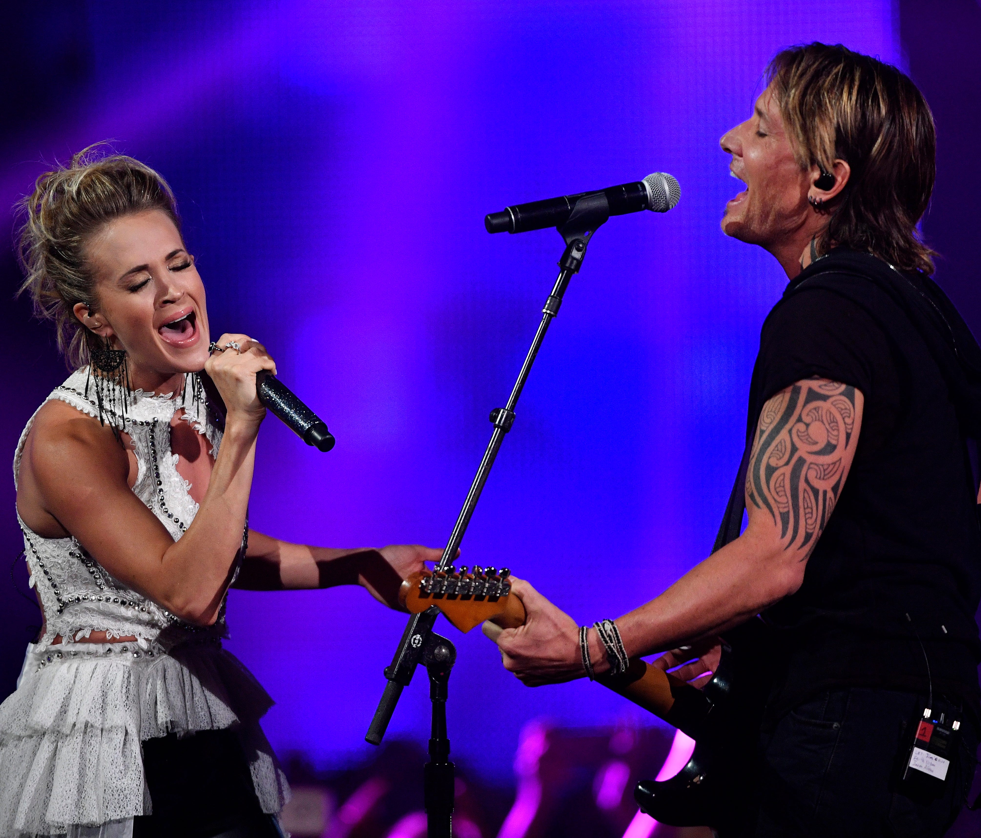 Carrie Underwood and Keith Urban perform during the 2017 CMT Music Awards.
