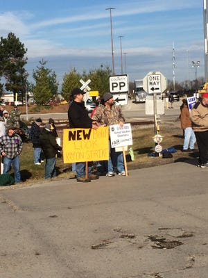 UAW Local 833 members and their supporters picket outside the Kohler Co. campus Monday, Nov. 16.
