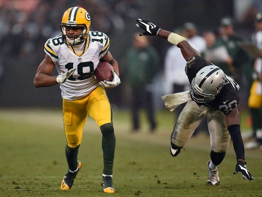 Green Bay Packers receiver Randall Cobb (18) eludes