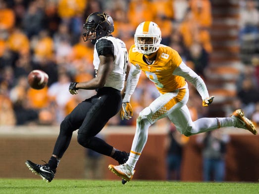 Tennessee defensive back Justin Martin (8) keeps his