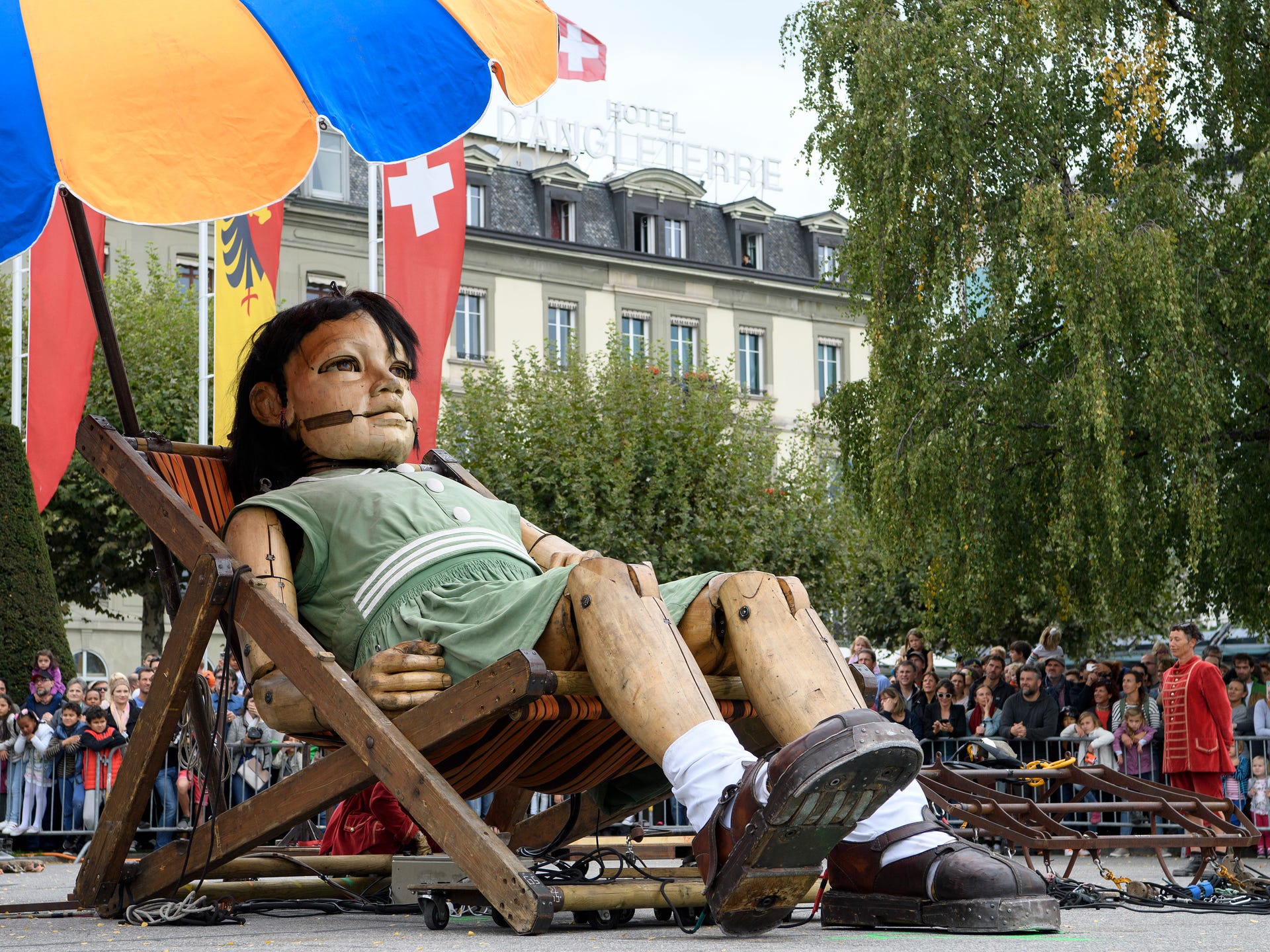 Giant puppets highlight Switzerland street performance