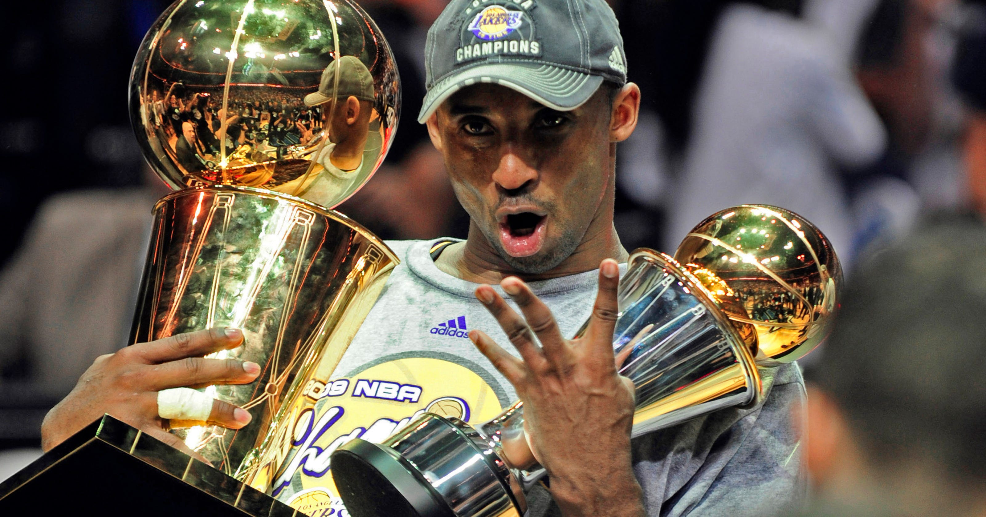 Kobe Bryant Trophy Photo - 1x2sigu