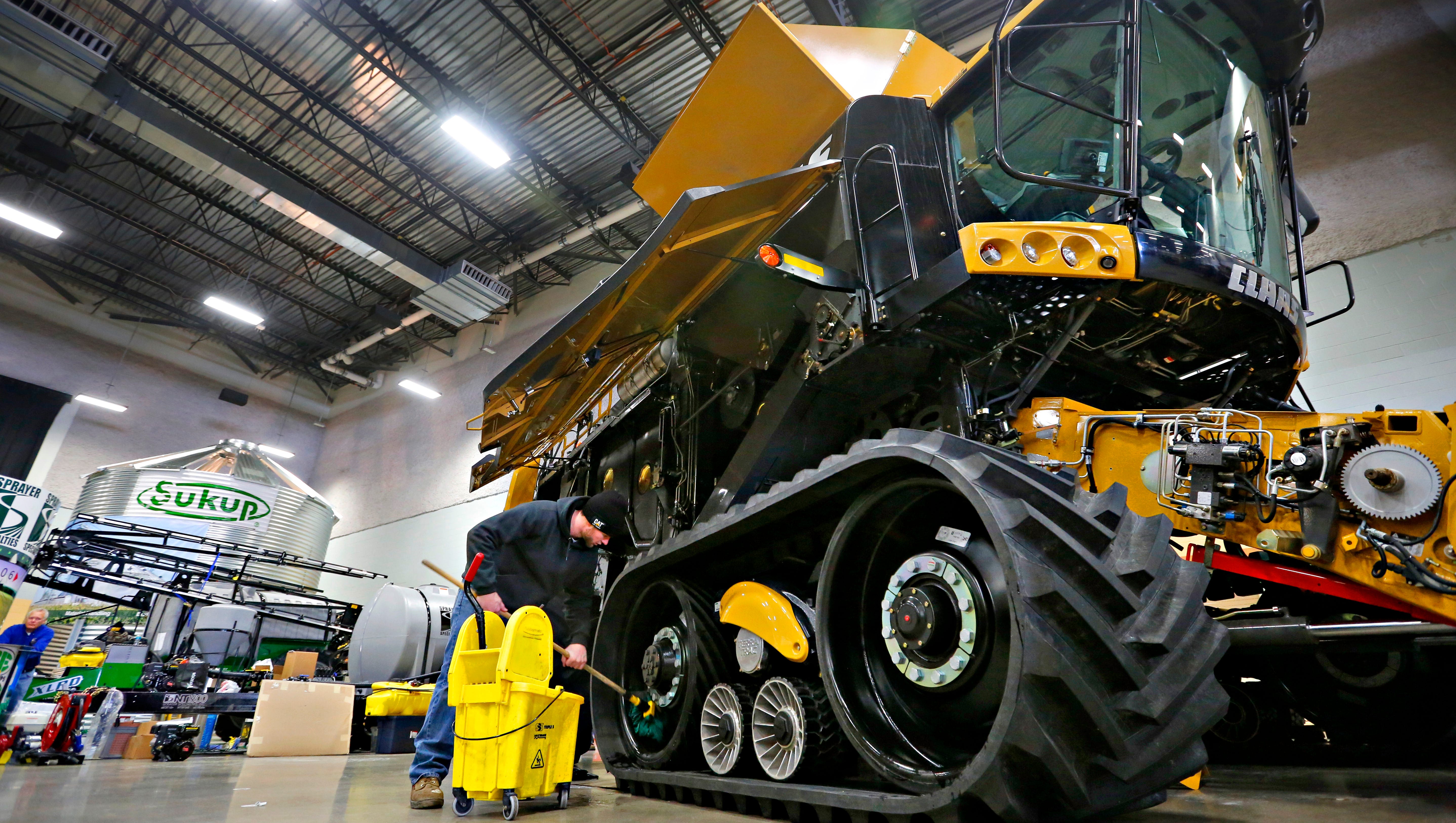 Farm equipment dealers face tougher year, leader says