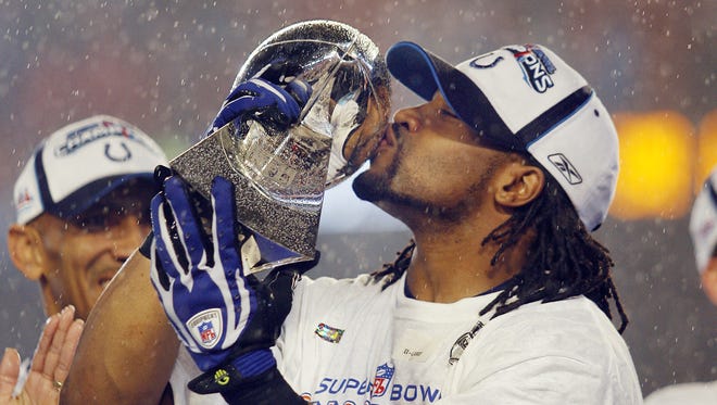Colts safety Bob Sanders kisses the Vince Lombardi Trophy following the Colts' 29-17 win in Super Bowl XLI.
