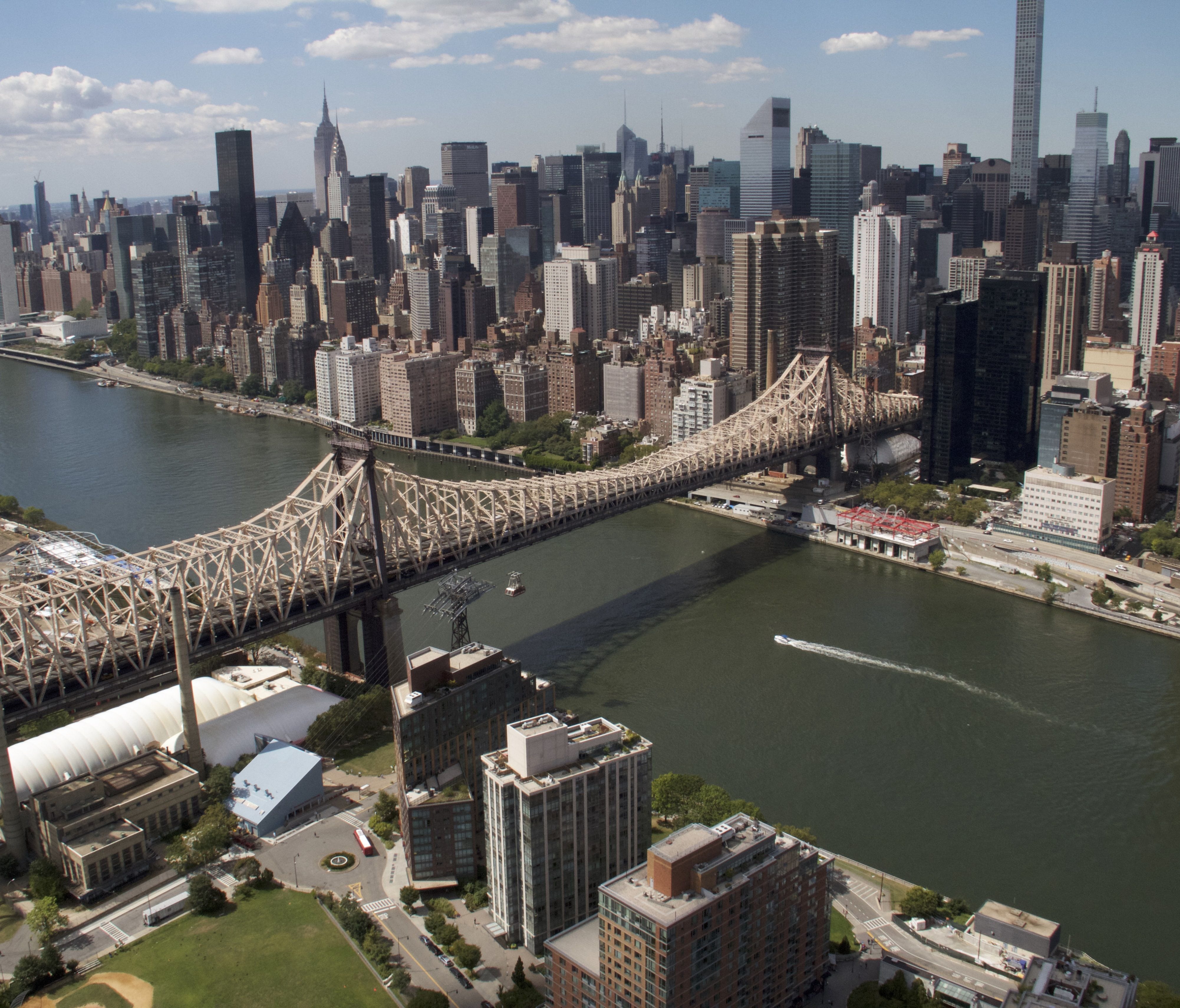 17_AA_NEW_YORK_CITY_24__wide_shot_of_Roosevelt_Island_Tramway_and_the_Queensboro_Bridge