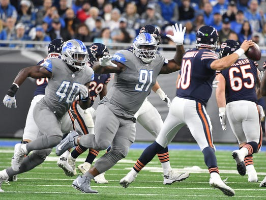 Lions' Jarrad Davis and A'Shawn Robinson pressure Bears