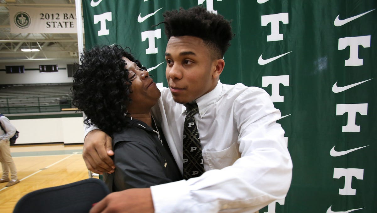 रोंडेल मूर, कई वर्षों तक पर्ड्यू के पूर्व वाइड रिसीवर रोंडेल मूर, कई वर्षों तक पर्ड्यू के पूर्व वाइड रिसीवर