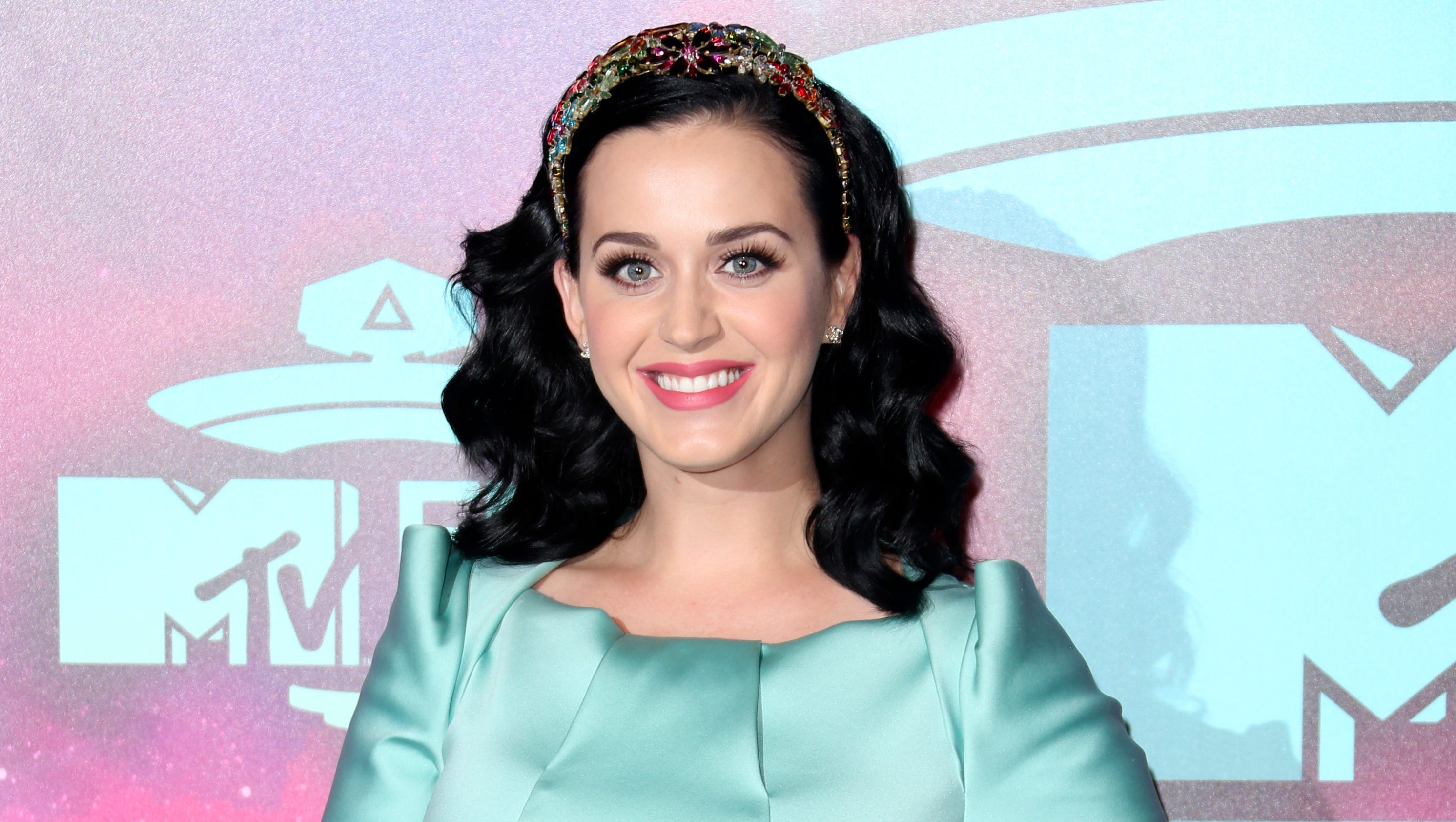 Katy Perry Wears Left Hand Fourth Finger Ring