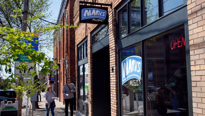 Марв может быть новичком в рекордной игре Де-Мойна, но она намного выше своего веса в Ист-Виллидж.