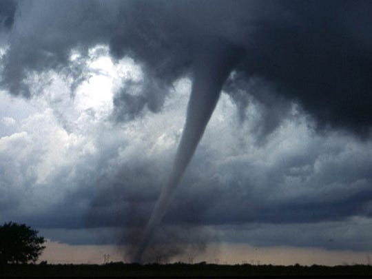 A tornado raged in the Oklahoma Prairies in 1999. Meteorologists warn of an episode of severe weather in the south on Saturday and Sunday, April 13 and 14, 2019.