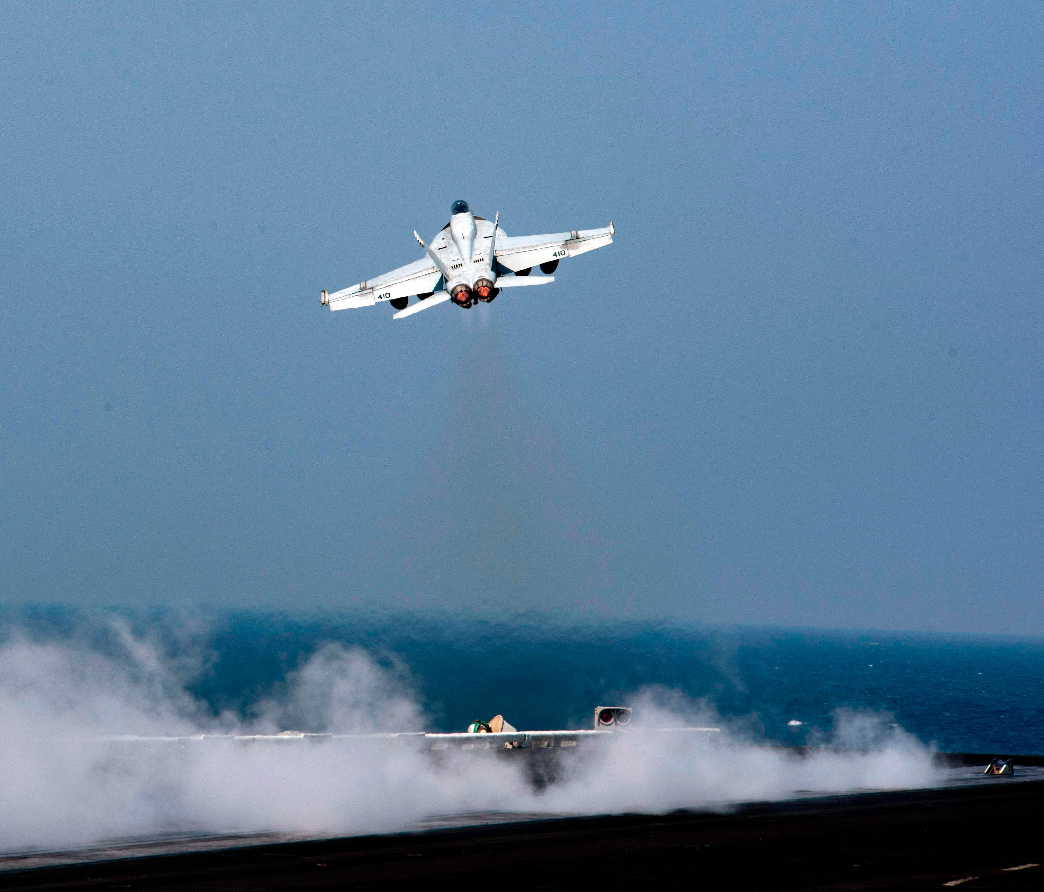 This US Navy photo released October 21, 2016 shows an F/A-18E Super Hornet launching from the flight deck of the aircraft carrier USS Dwight D. Eisenhower on October 20, 2016 in the Gulf.   A US F/A-18E Super Hornet shot down a Syrian regime plane on 