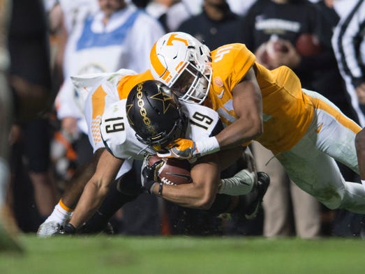Tennessee linebacker Elliott Berry (41) takes down