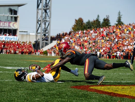 Iowa's Ihmir Smith-Marsette (6) catches a pass in the
