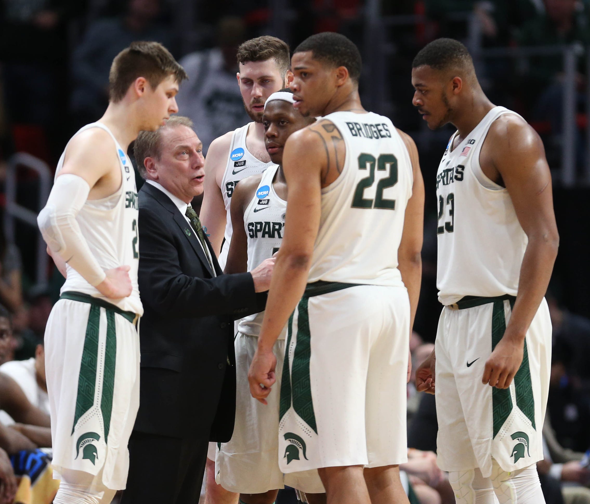 Michigan State coach Tom Izzo talks to his players during a timeout against Syracuse in the NCAA tournament Sunday, March 18, 2018 at Little Caesars Arena.