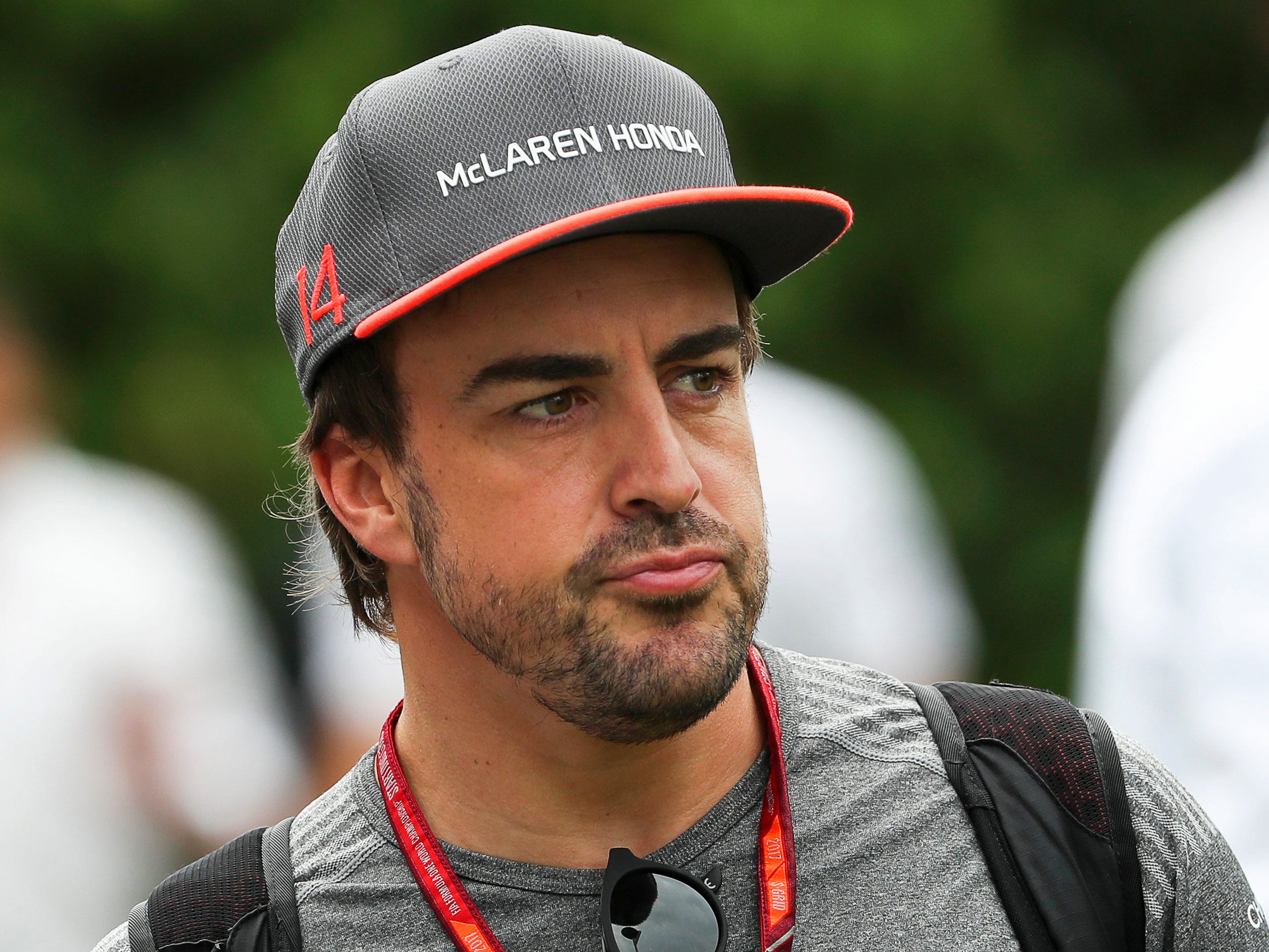epa06206176 Spanish Formula One driver Fernando Alonso of McLaren-Honda arrives for the first practice session of the Singapore Formula One Grand Prix at the Marina Bay Street Circuit in Singapore, 15 September 2017. The Singapore Formula One Grand P