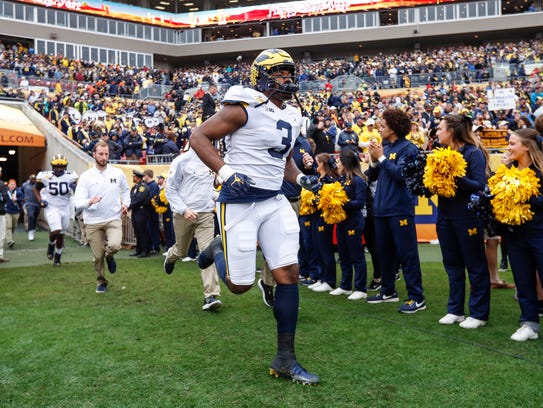 Michigan Wolverines defensive end Rashan Gray runs
