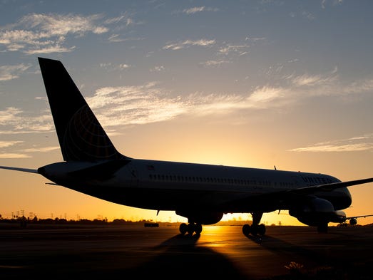 A United Airlines Boeing 757-200 taxis to a gate after
