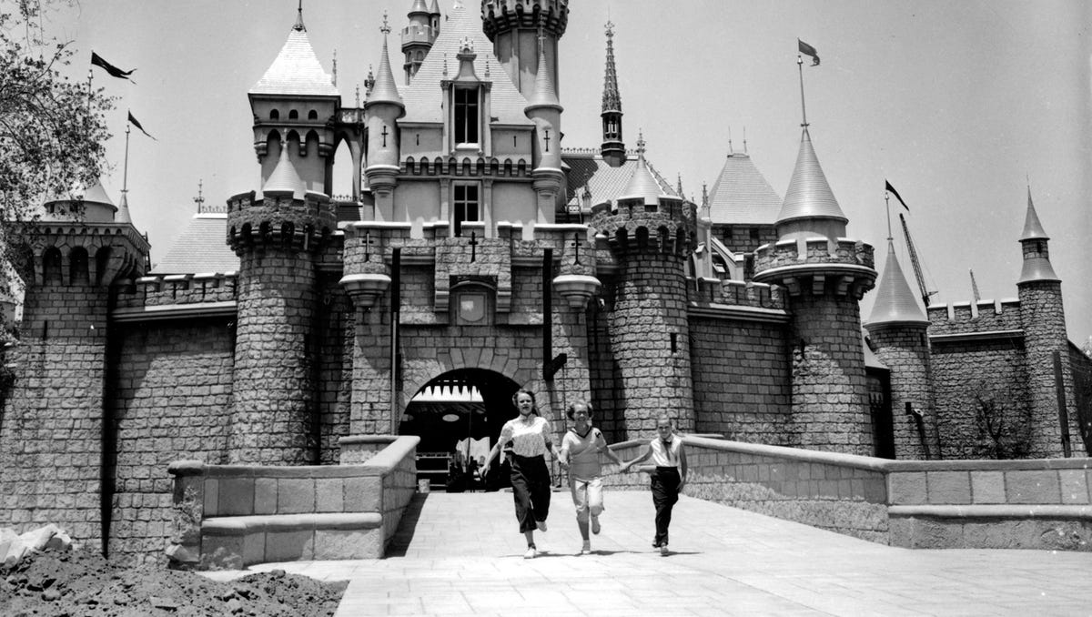 Disneyland opening day what the park looked like in 1955