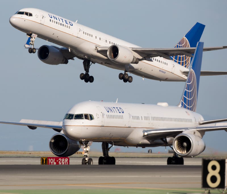 United Airlines Boeing 757s trade places at San Francisco International Airport on Oct. 23, 2016.