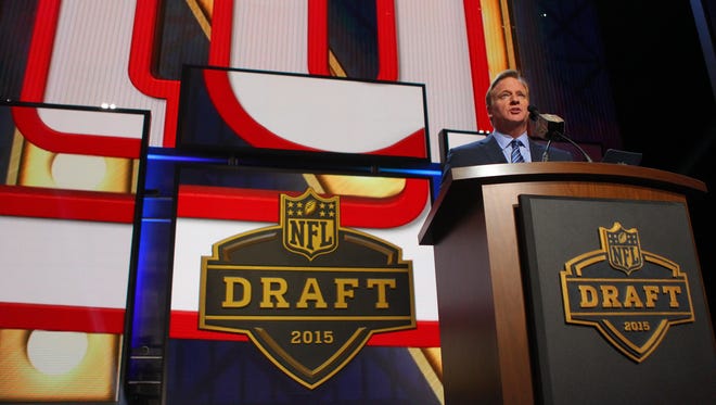 NFL commissioner Roger Goodell announces the number ninth overall pick to the New York Giants in the first round of the 2015 NFL Draft.