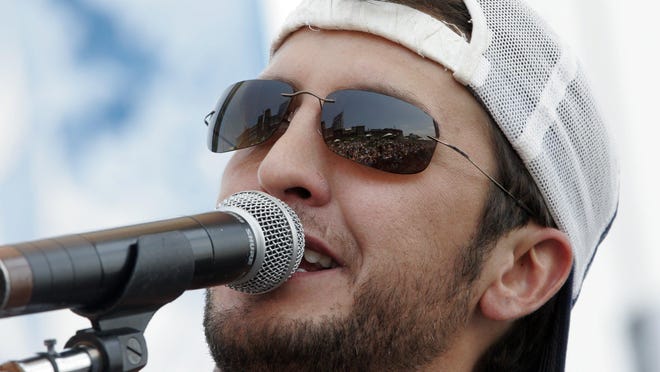 Luke Bryan S Red Stag Deer Reward Offered After Deer Was
