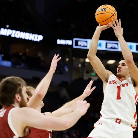 Wisconsin's Johnny Davis shoots during the first h