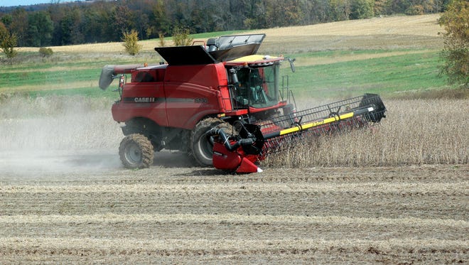 Wisconsin farmers finally got a good week of advantageous weather to chug through their harvests of soybeans and corn.