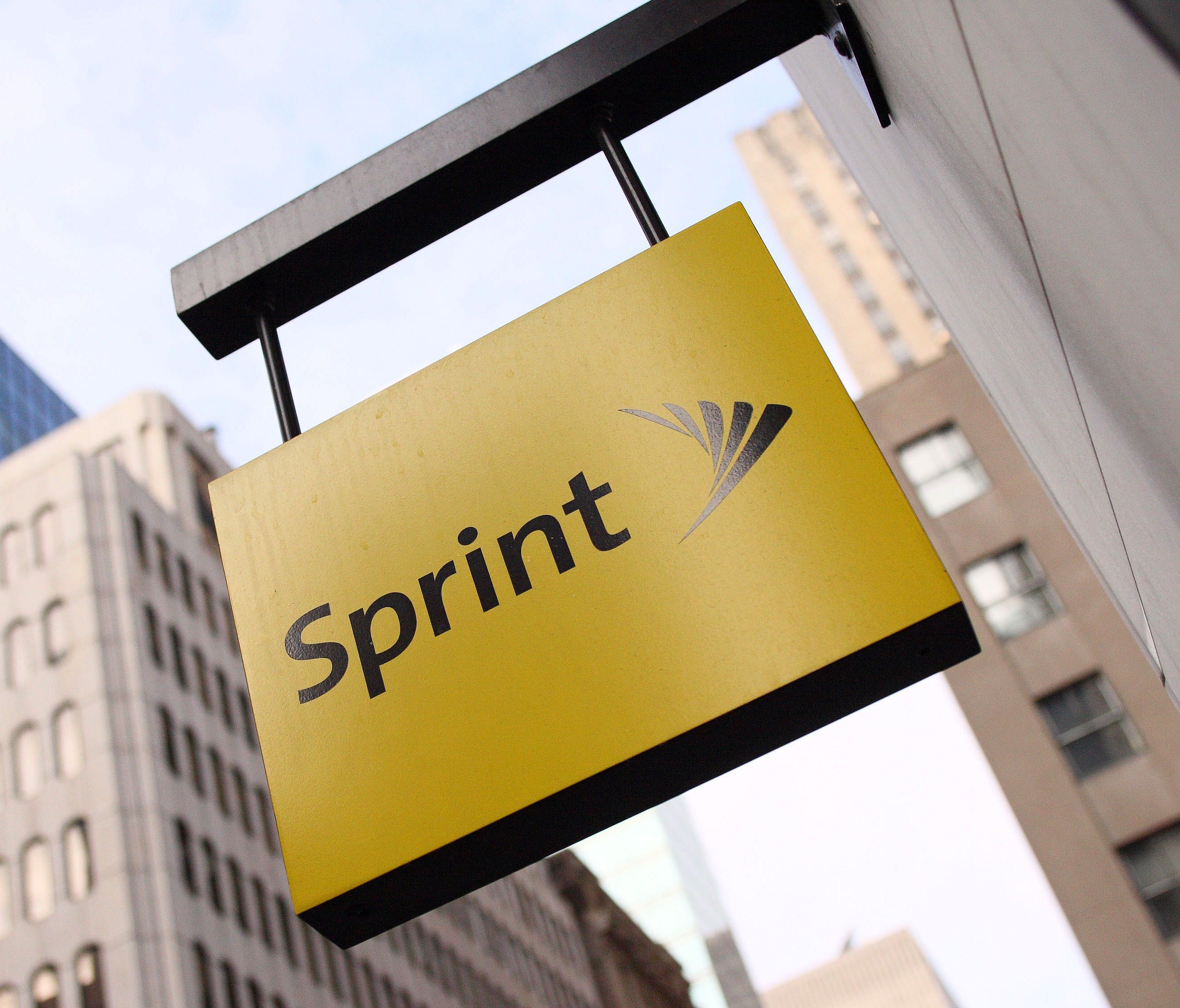 Sprint opened a pop-up store next to a Verizon retailer to compete directly with the cell phone provider.