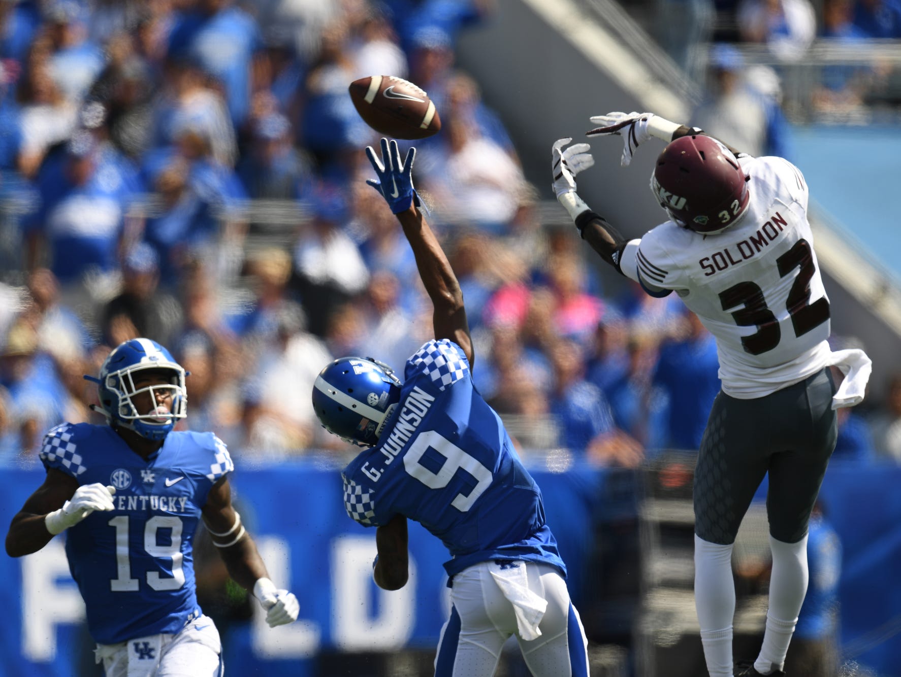 Kentucky Football Overcomes First Half Struggles For 27 16 Win