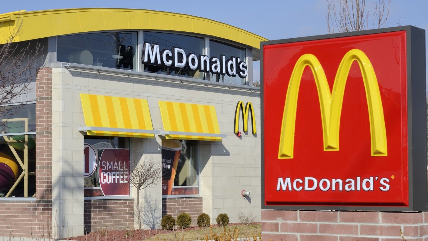 Mcdonald S Banner Asks For 14 Year Old Teens To Apply In Oregon Mcdonald S Banner Asks For 14 Year Old Teens To Apply In Oregon