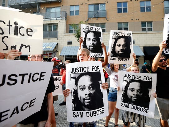  Los manifestantes cantan "Sin justicia, sin paz" durante un "ancho =" 540 "alto =" 405 "data-mycapture-src =" https: //www.gannett-cdn.com/media/2017/07/22/Cincinnati/Cincinnati/636363503241517870-july22.5.jpg "data-mycapture-sm-src =" https://www.gannett-cdn.com / -mm- / 872d052215e4efcb293d80f1b3cb075613f37ddc / r = 500x307 / local / - / media / 2017/07/22 / Cincinnati / Cincinnati / 636363503241517870-july22.5.jpg "/><meta itemprop=