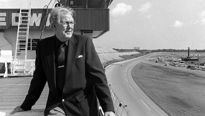 Bill France, surplombant son Daytona International Speedway, a ouvert une piste sœur à Talladega en 1969.