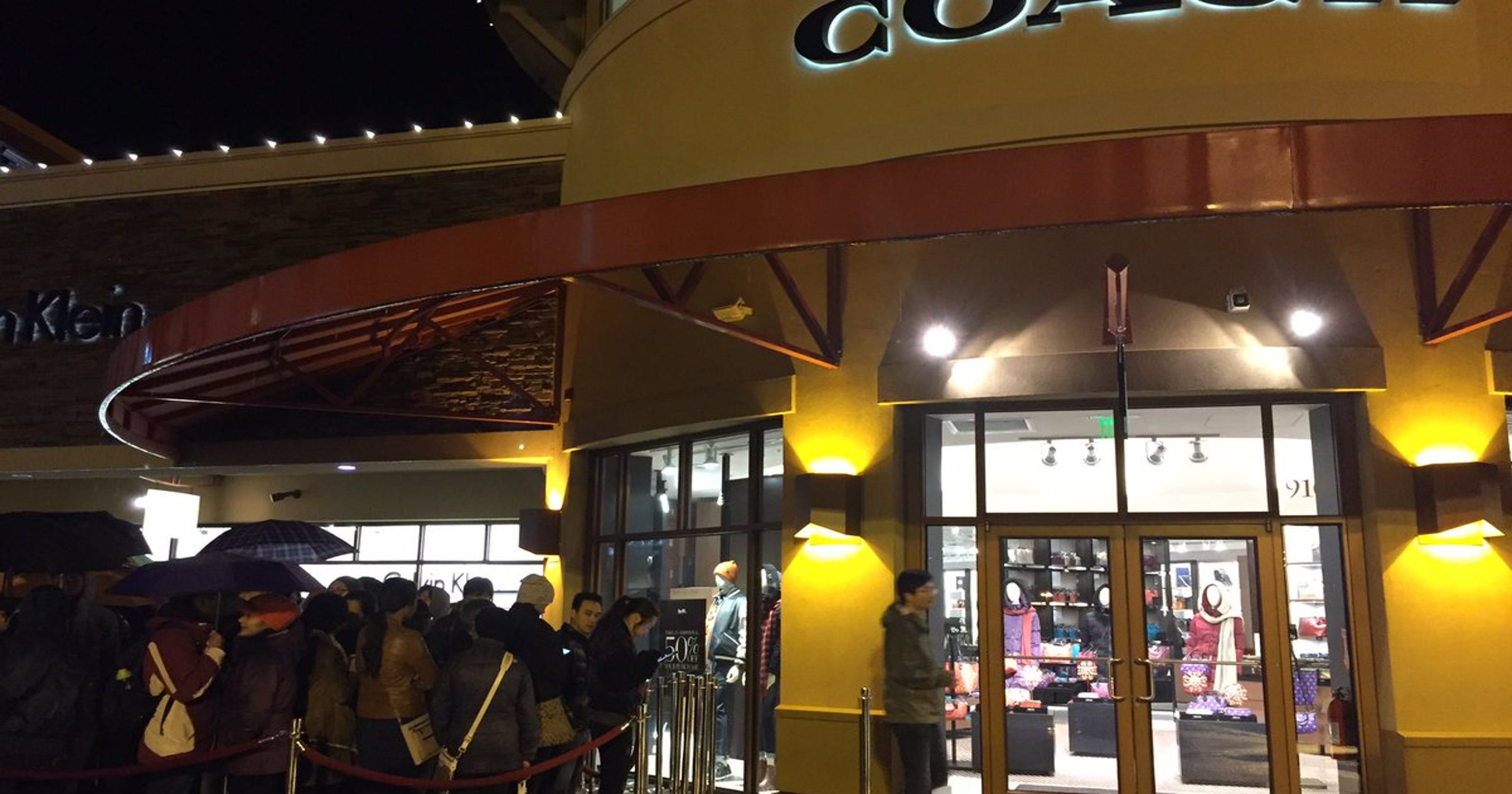 Outlet mall in Woodburn brings a crowd