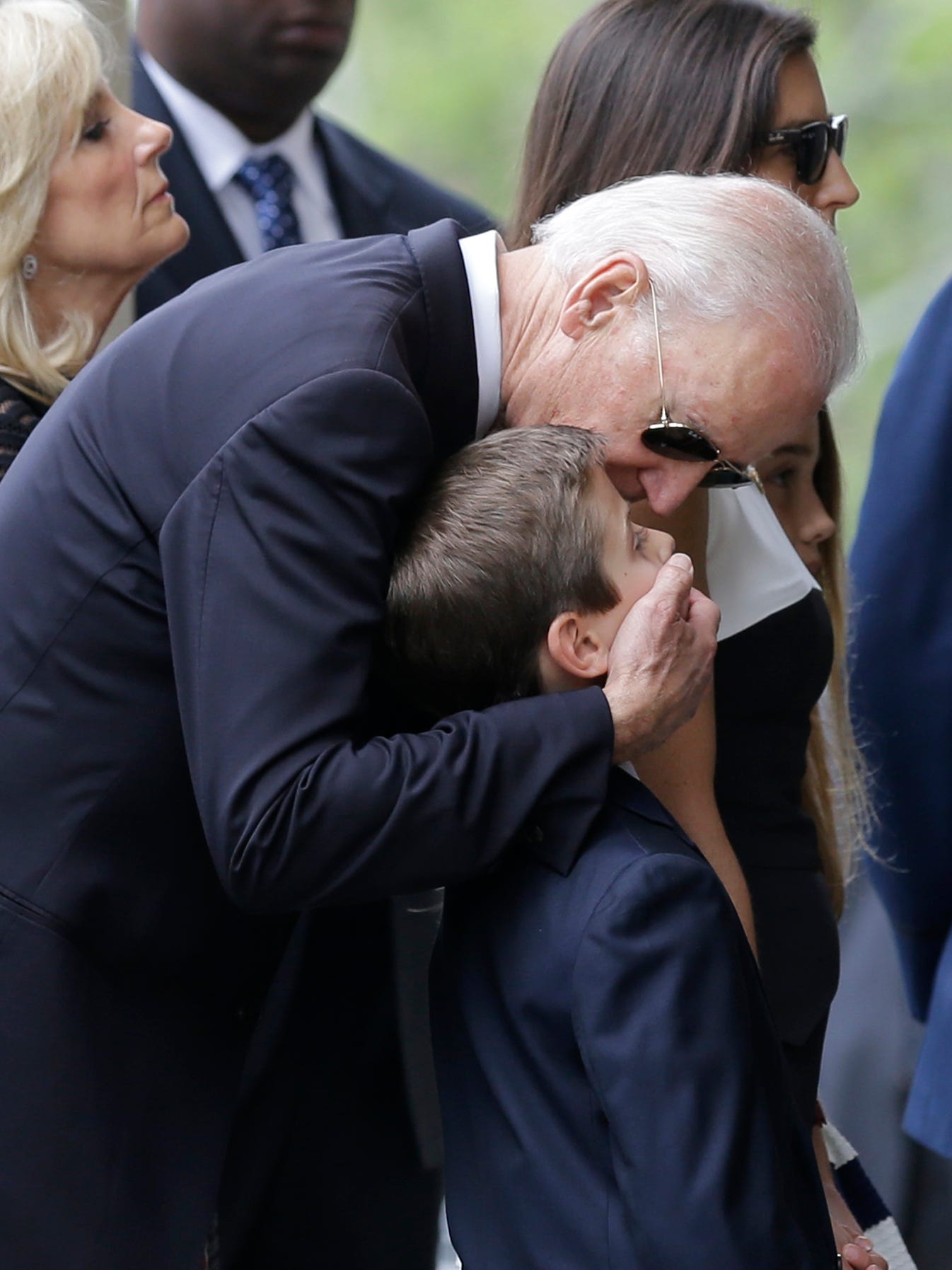 udskiftelig Barry Relativ størrelse Fact check: Viral video shows Biden consoling his grandson at funeral