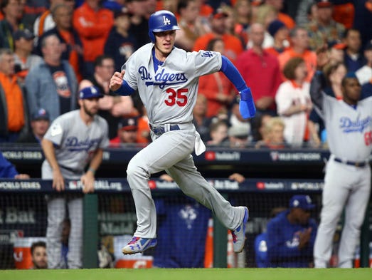Game 4 at Minute Maid Park: Cody Bellinger rounds third